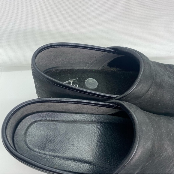 Dansko Black Matte Nursing Clogs - Picture 5 of 6